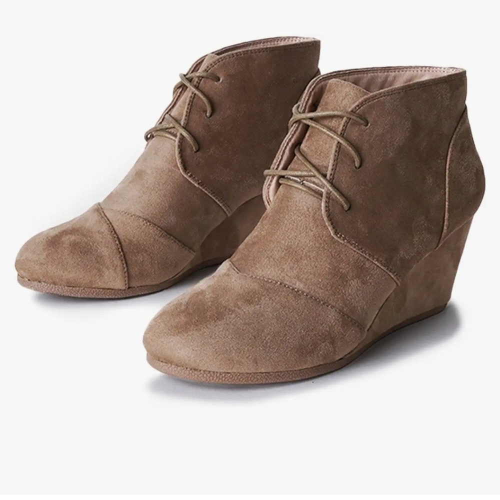 Women's Lace-Up Suede Wedge Ankle Boot in Taupe